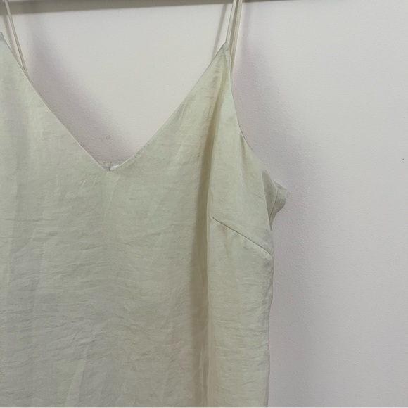 Cute v neck satin camisole in cream size US 6- H&M - Picture 3 of 6